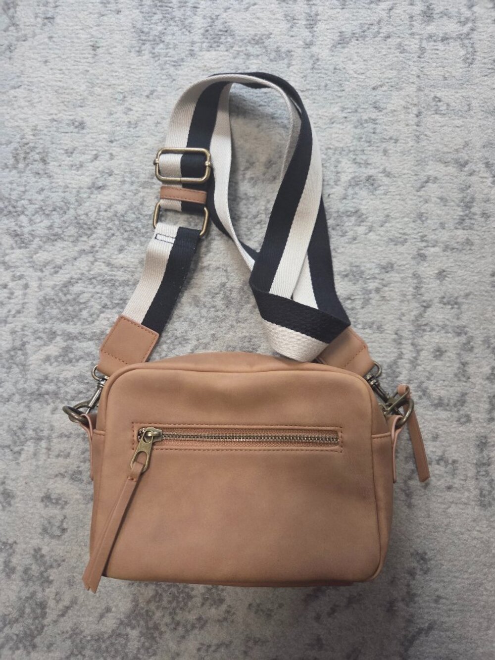 Universal threads crossbody bag